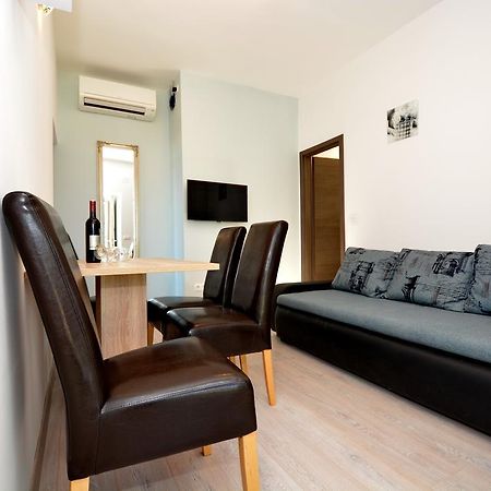 Apartments Clara Нин Екстериор снимка
