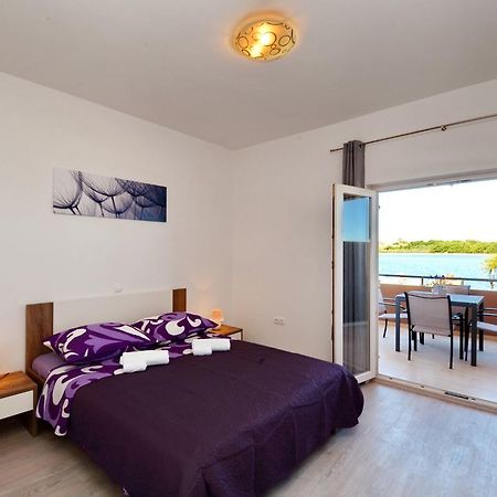 Apartments Clara Нин Екстериор снимка
