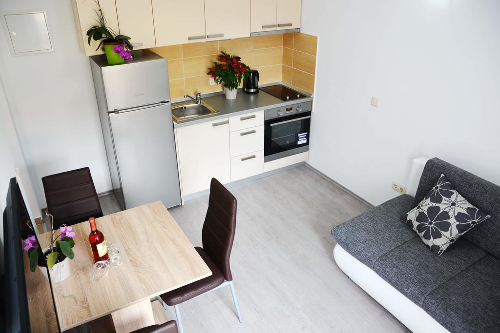 Apartments Clara Нин Екстериор снимка