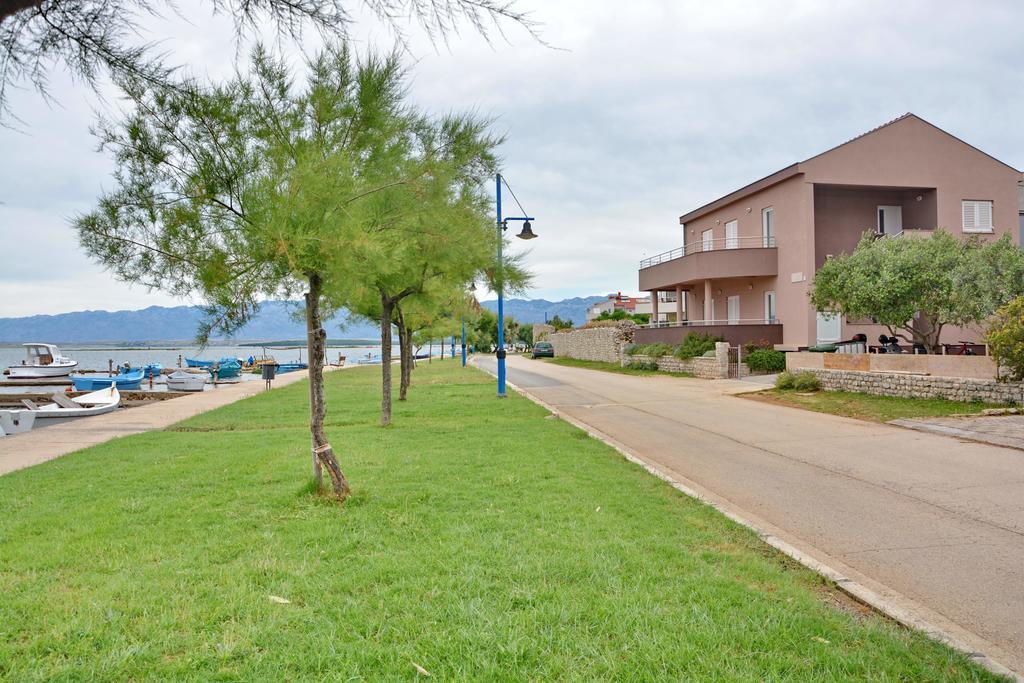Apartments Clara Нин Екстериор снимка