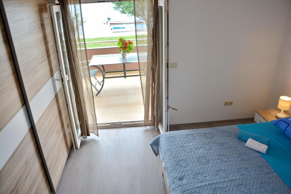 Apartments Clara Нин Екстериор снимка