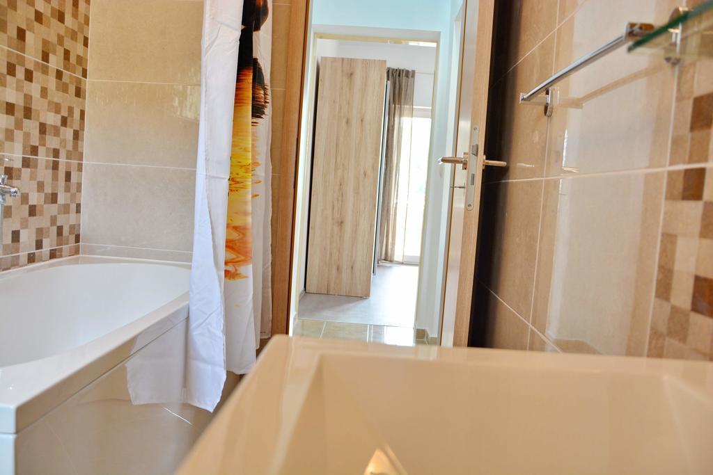 Apartments Clara Нин Екстериор снимка