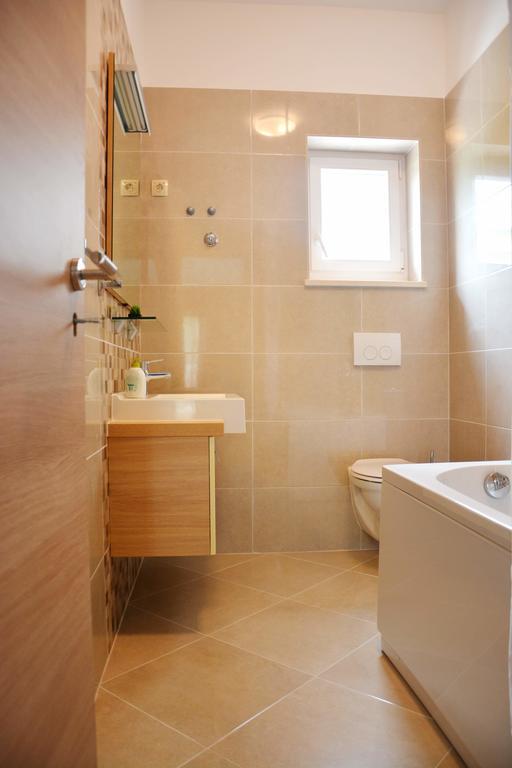 Apartments Clara Нин Екстериор снимка