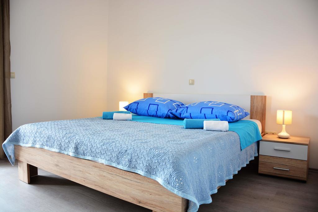Apartments Clara Нин Екстериор снимка