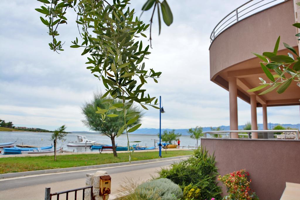 Apartments Clara Нин Екстериор снимка