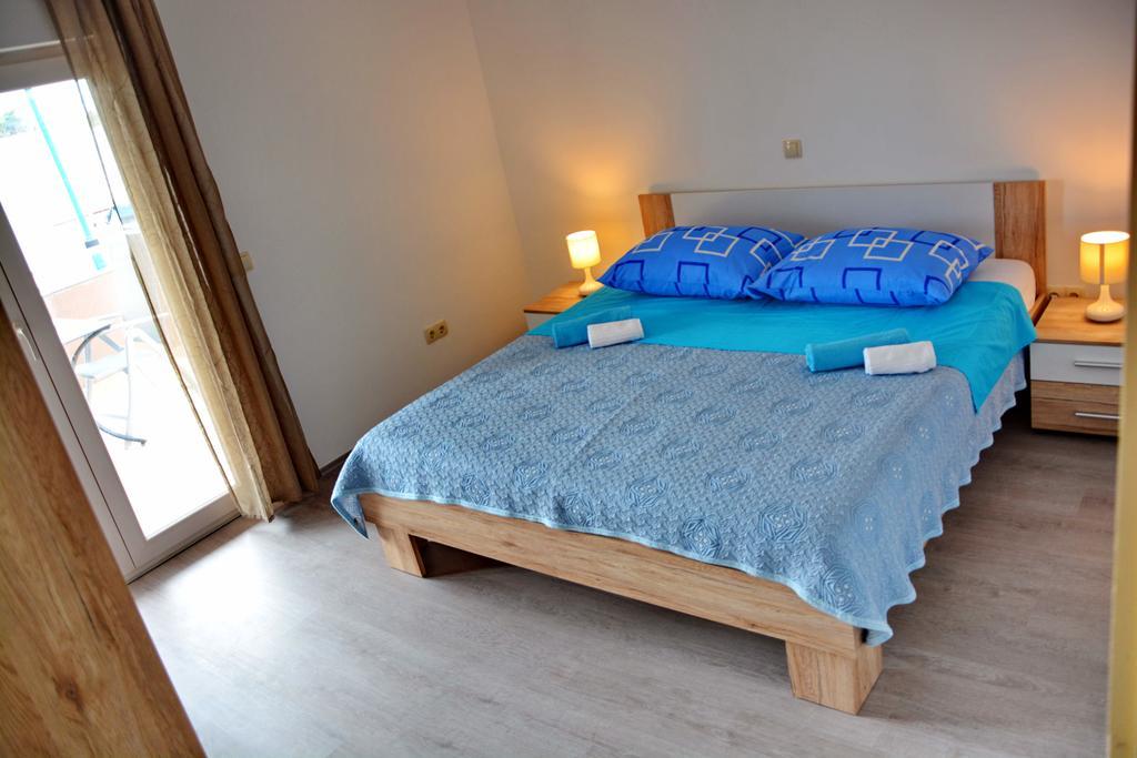 Apartments Clara Нин Екстериор снимка