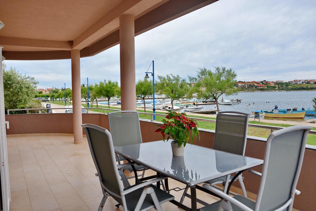 Apartments Clara Нин Екстериор снимка