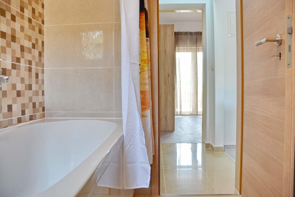 Apartments Clara Нин Екстериор снимка