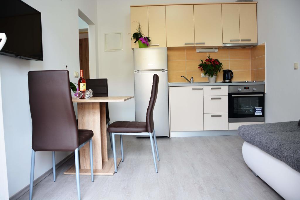 Apartments Clara Нин Екстериор снимка