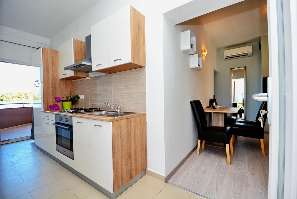 Apartments Clara Нин Екстериор снимка