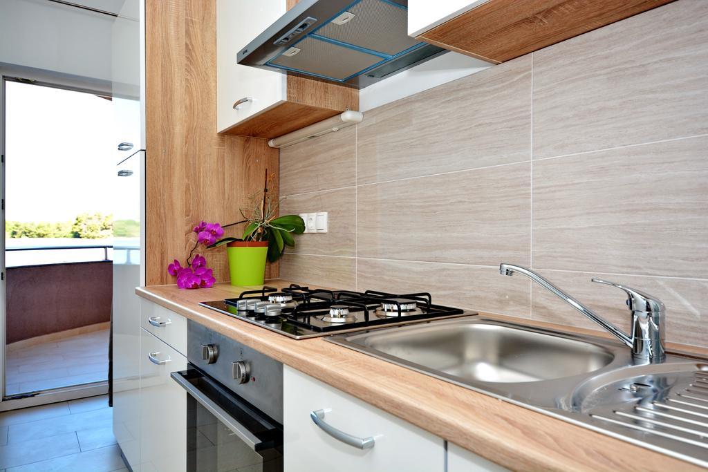 Apartments Clara Нин Екстериор снимка