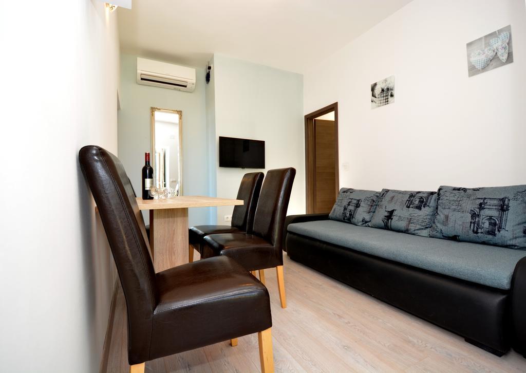 Apartments Clara Нин Екстериор снимка