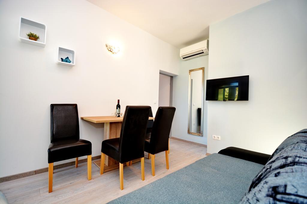 Apartments Clara Нин Екстериор снимка