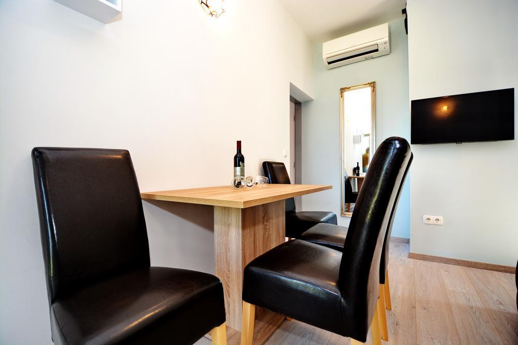 Apartments Clara Нин Екстериор снимка