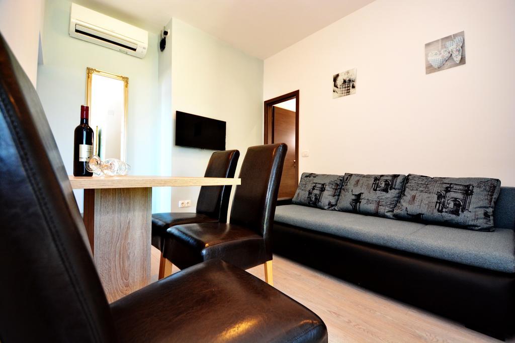 Apartments Clara Нин Екстериор снимка