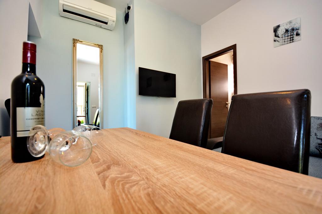 Apartments Clara Нин Екстериор снимка