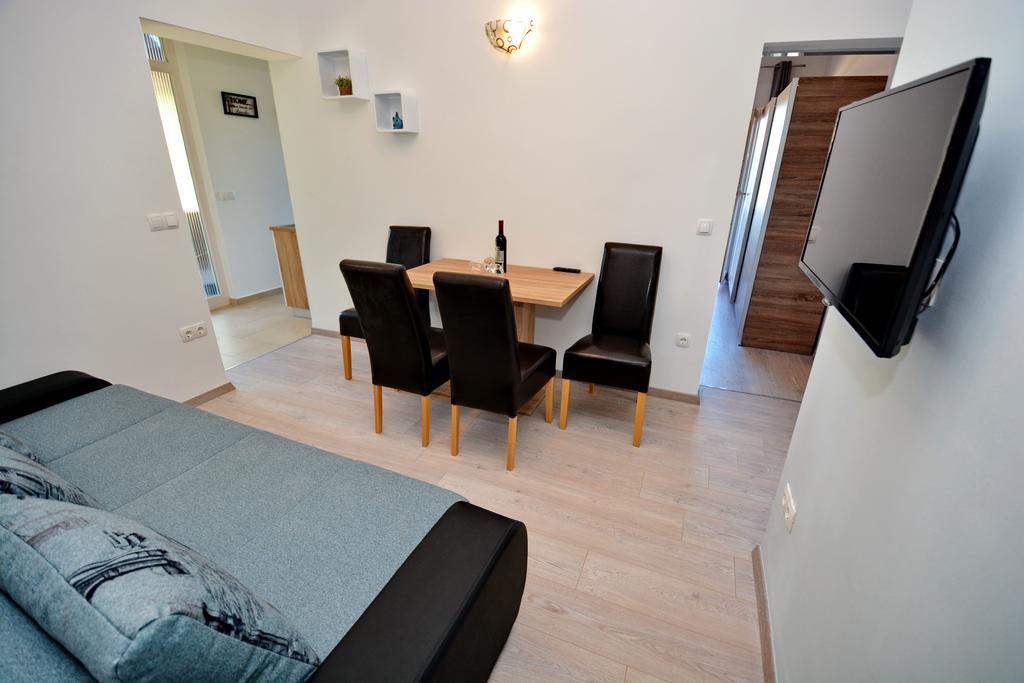 Apartments Clara Нин Екстериор снимка