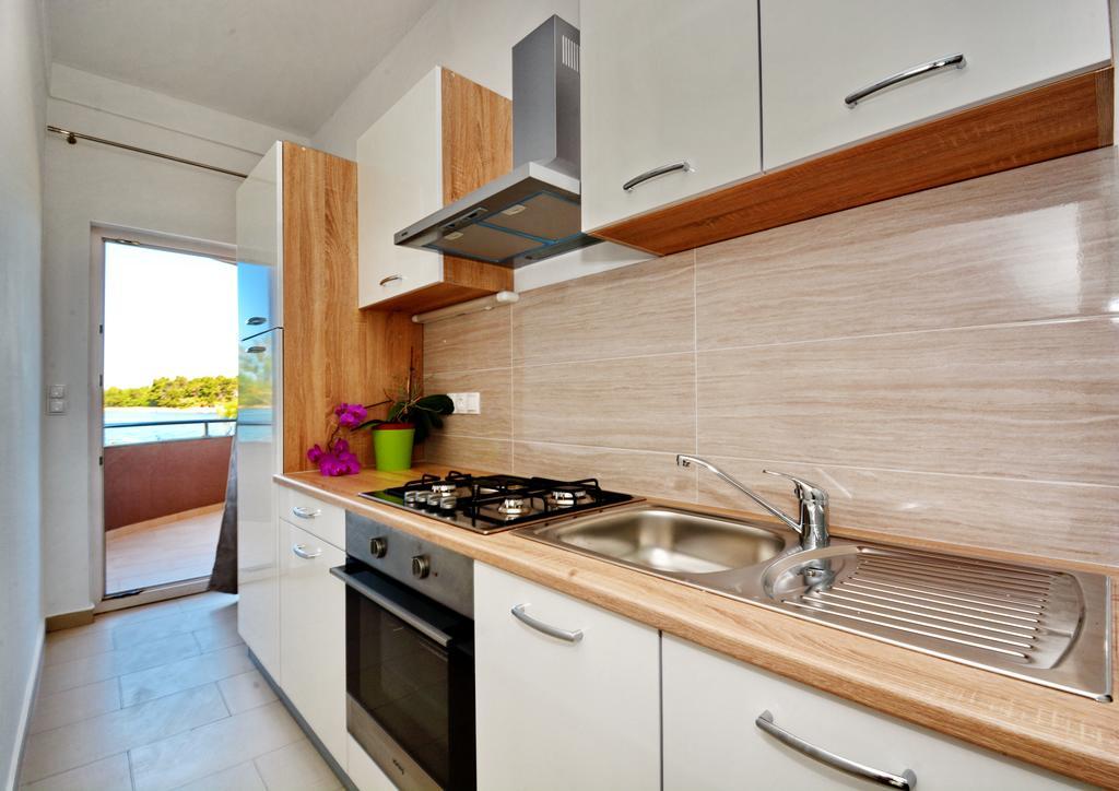 Apartments Clara Нин Екстериор снимка