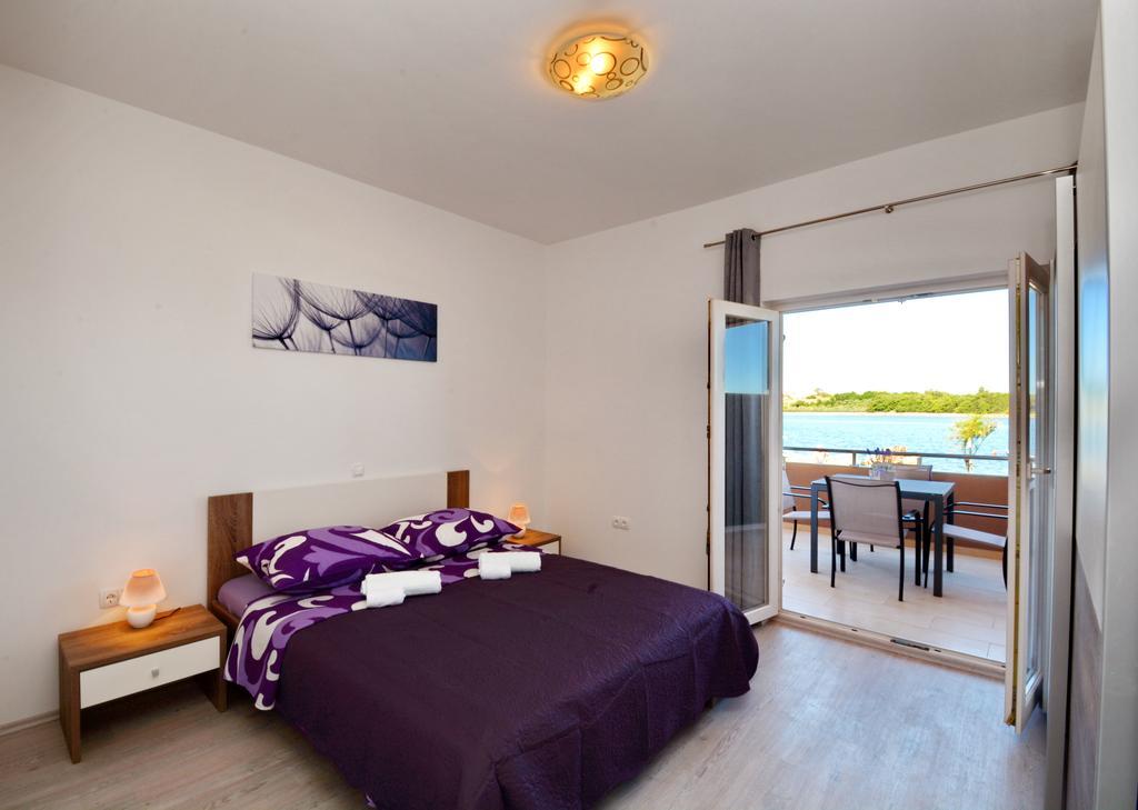 Apartments Clara Нин Екстериор снимка