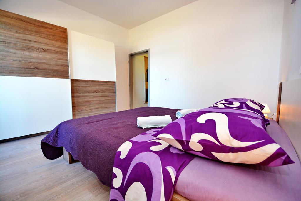Apartments Clara Нин Екстериор снимка