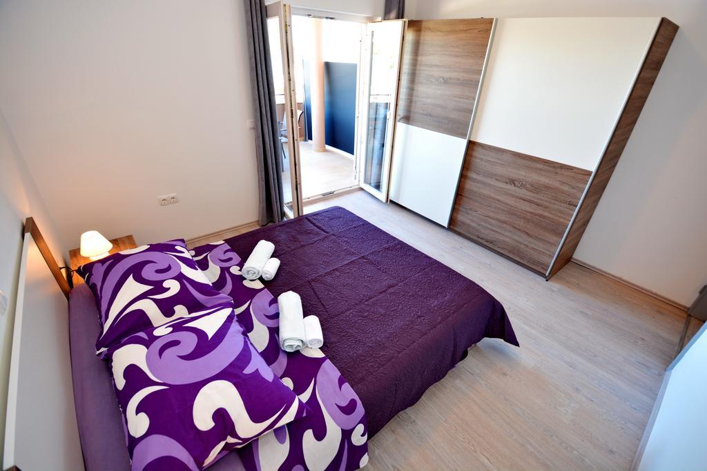 Apartments Clara Нин Екстериор снимка