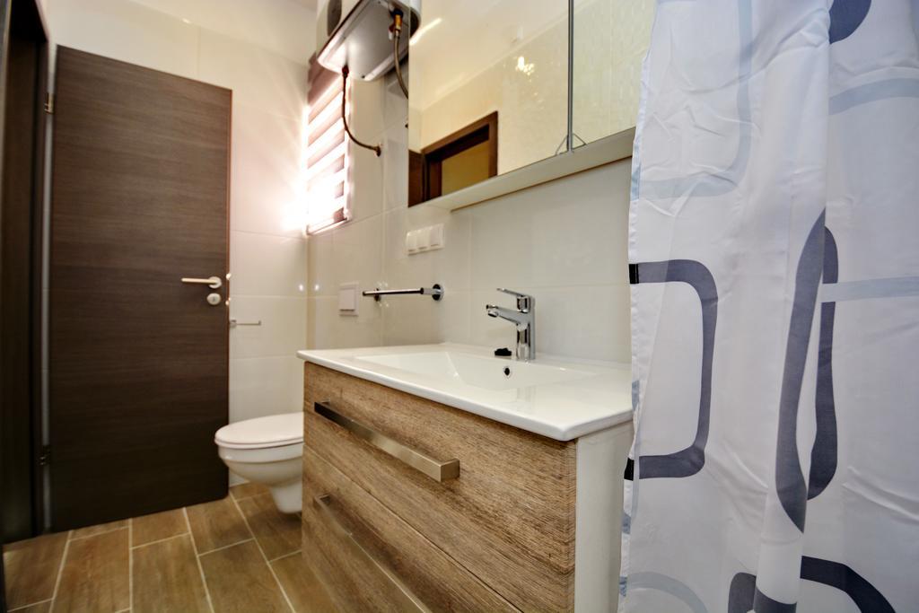 Apartments Clara Нин Екстериор снимка