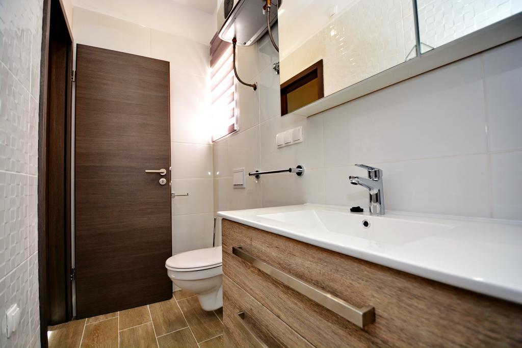 Apartments Clara Нин Екстериор снимка