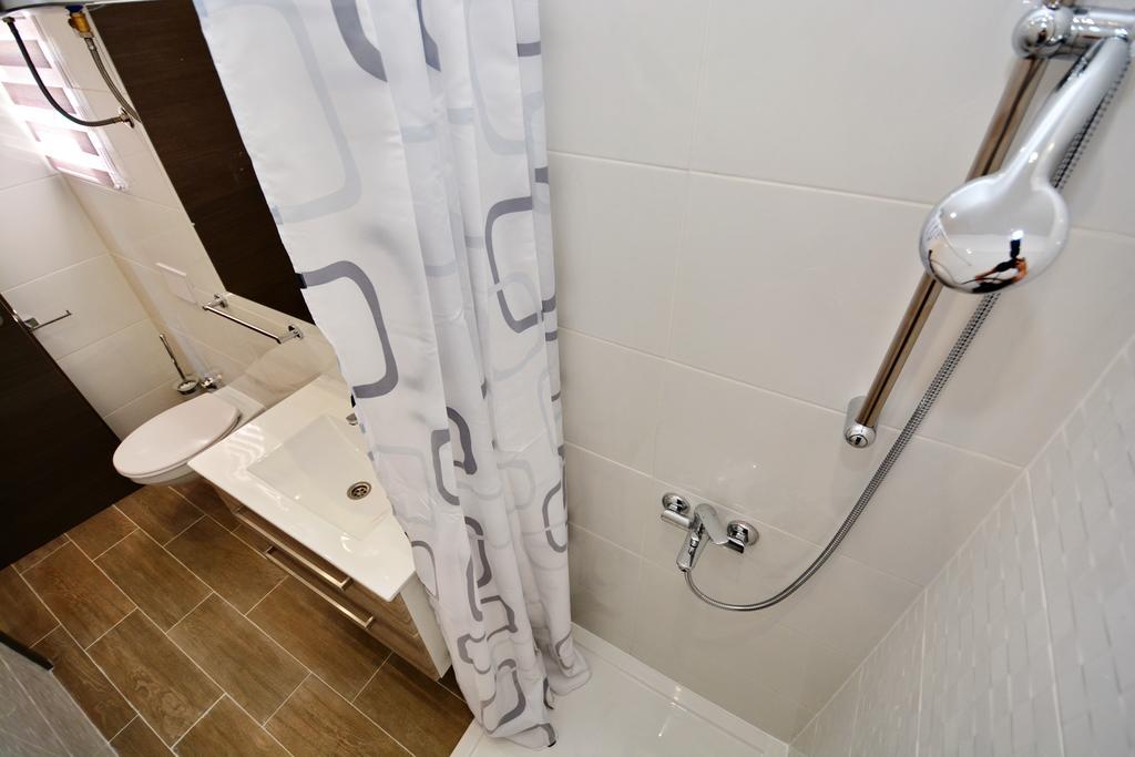 Apartments Clara Нин Екстериор снимка