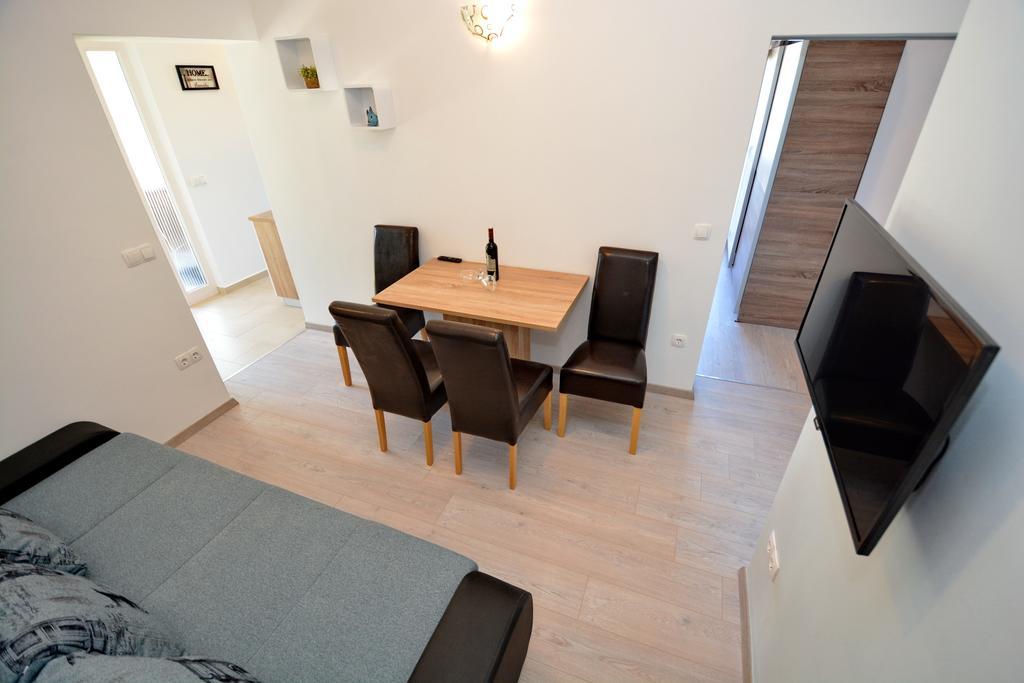 Apartments Clara Нин Екстериор снимка